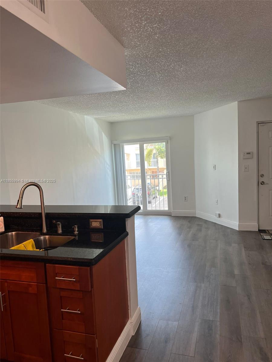 CORAL POINTE TOWNHOMES CO - Residential Lease