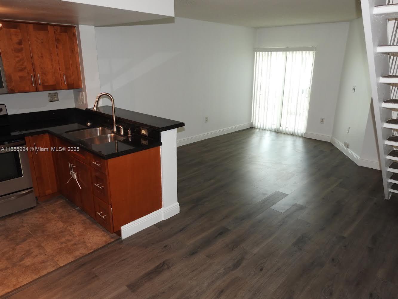 CORAL POINTE TOWNHOMES CO - Residential Lease