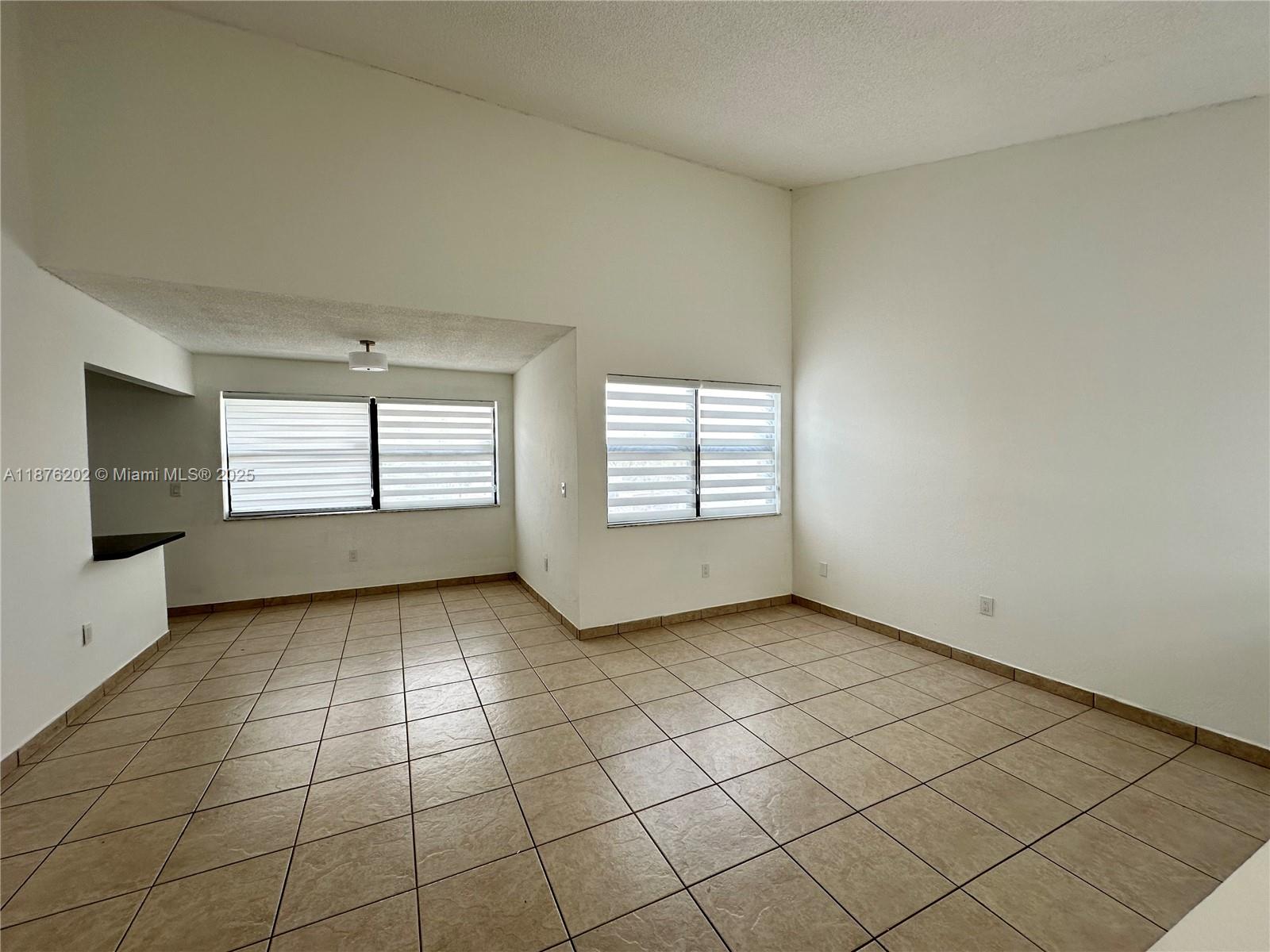 SPACIOUS 2/2 REMODELED KITCHEN. COMMUNITY POOL AND TENNIS COURTS.GREAT LOCATION NEAR FIU,DORAL & DOLPHIN MALL. SMALL PET ALLOWED.