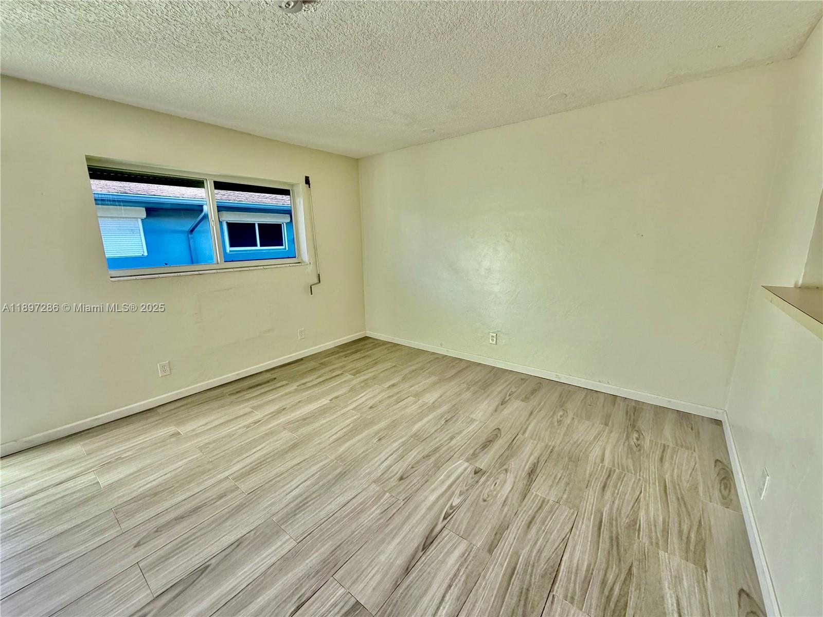 TOWNE APARTMENTS ASSOCIAT - Residential Lease