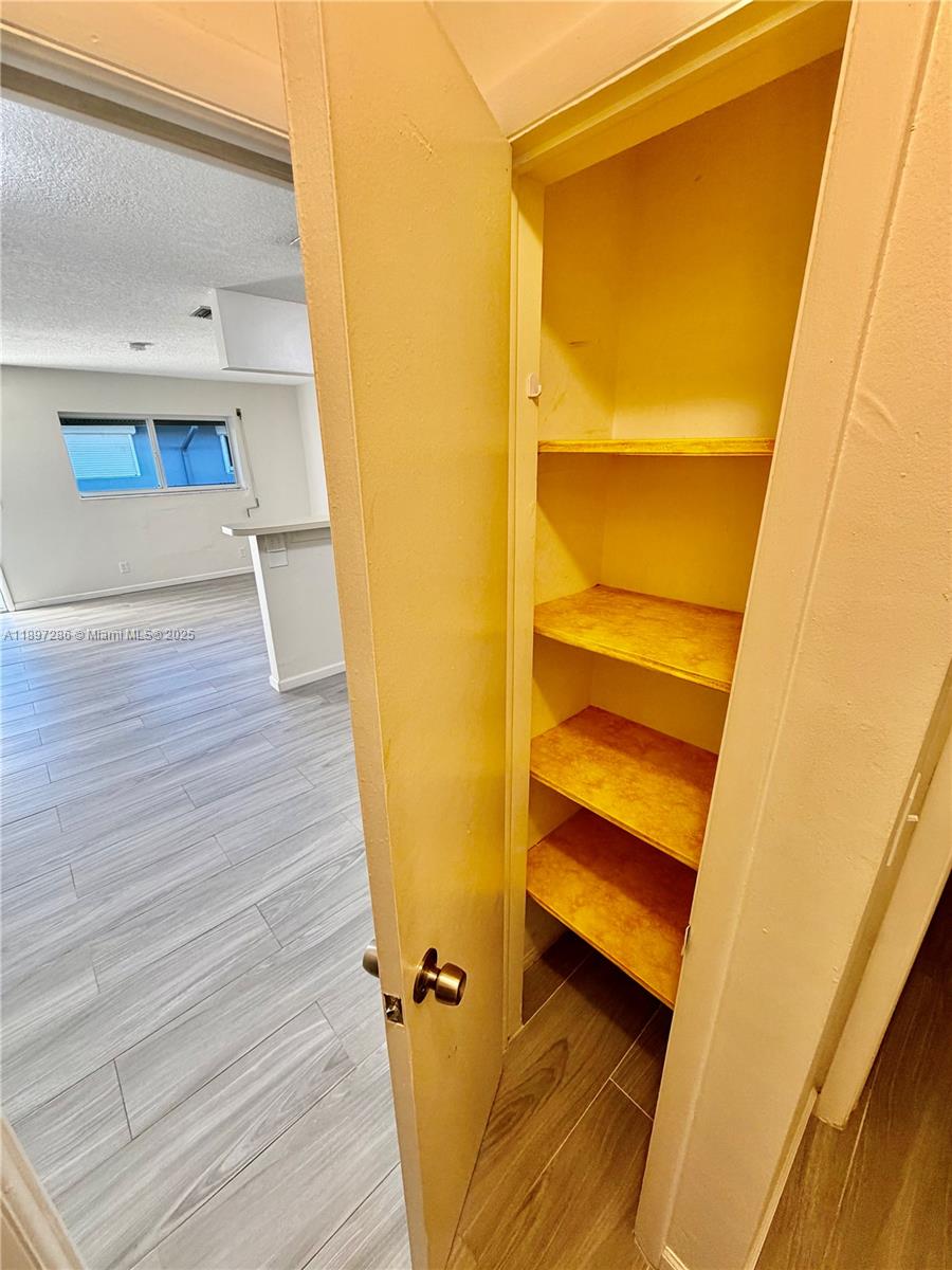 TOWNE APARTMENTS ASSOCIAT - Residential Lease