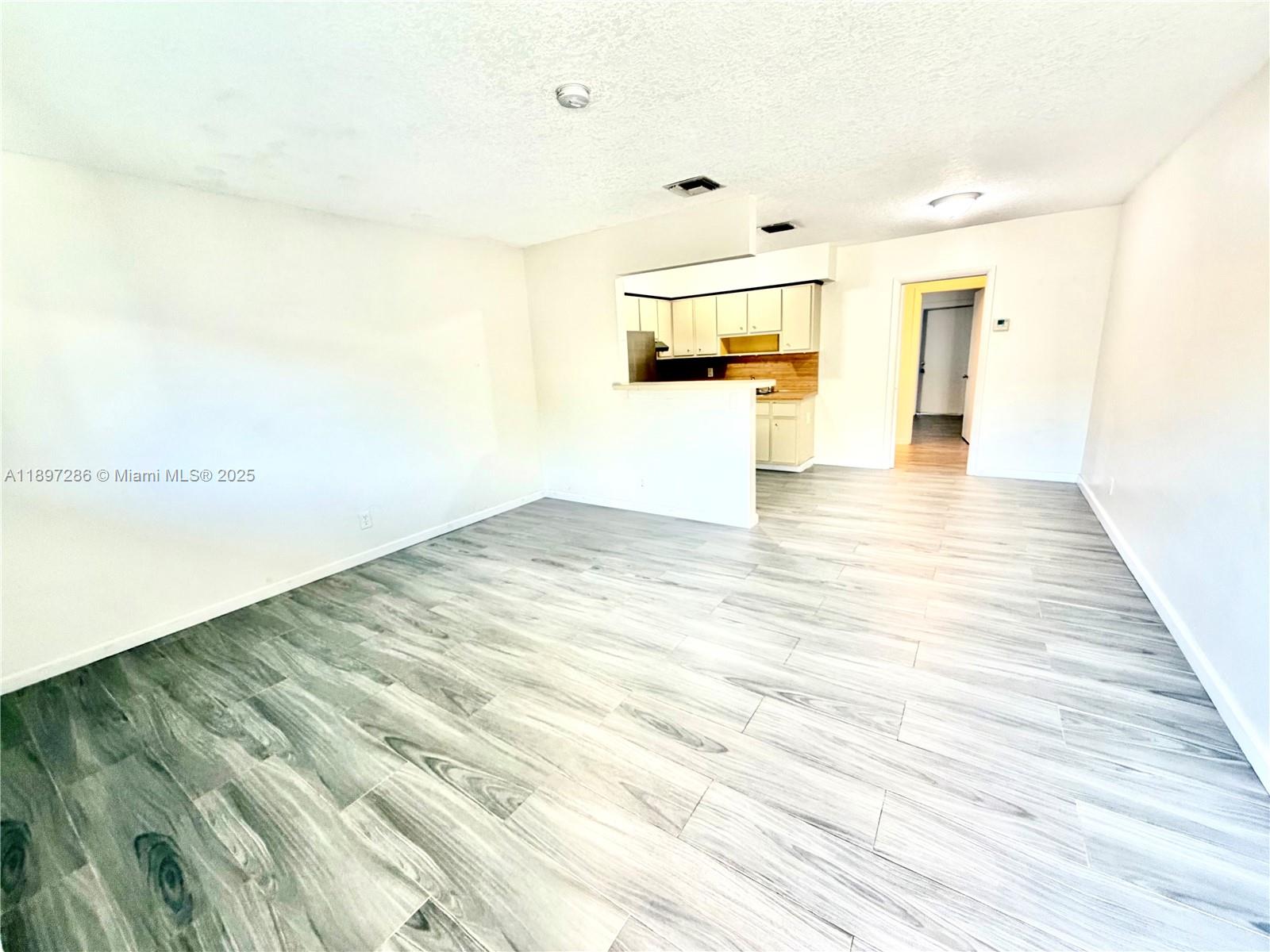 TOWNE APARTMENTS ASSOCIAT - Residential Lease