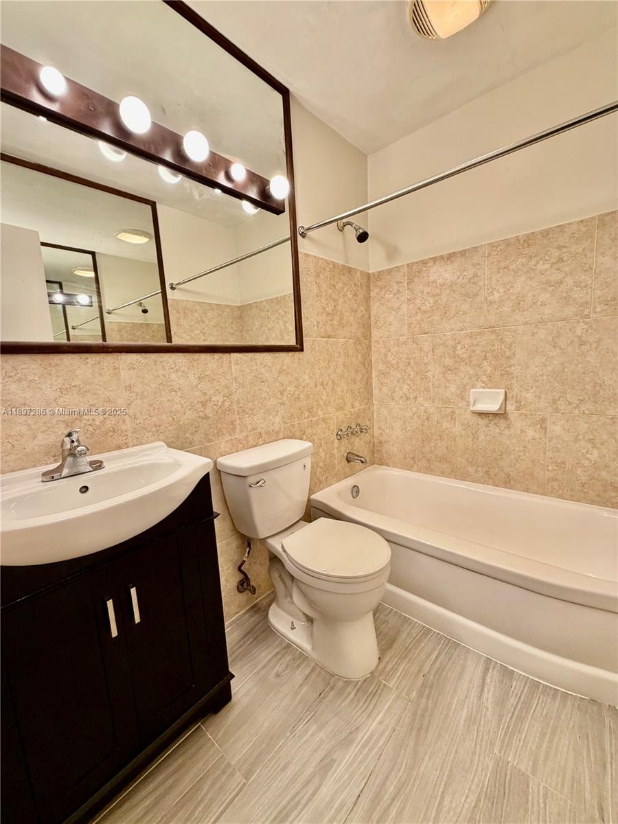 TOWNE APARTMENTS ASSOCIAT - Residential Lease