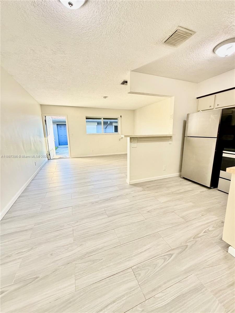 TOWNE APARTMENTS ASSOCIAT - Residential Lease