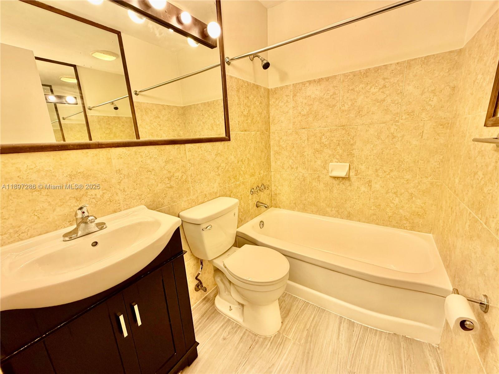 TOWNE APARTMENTS ASSOCIAT - Residential Lease