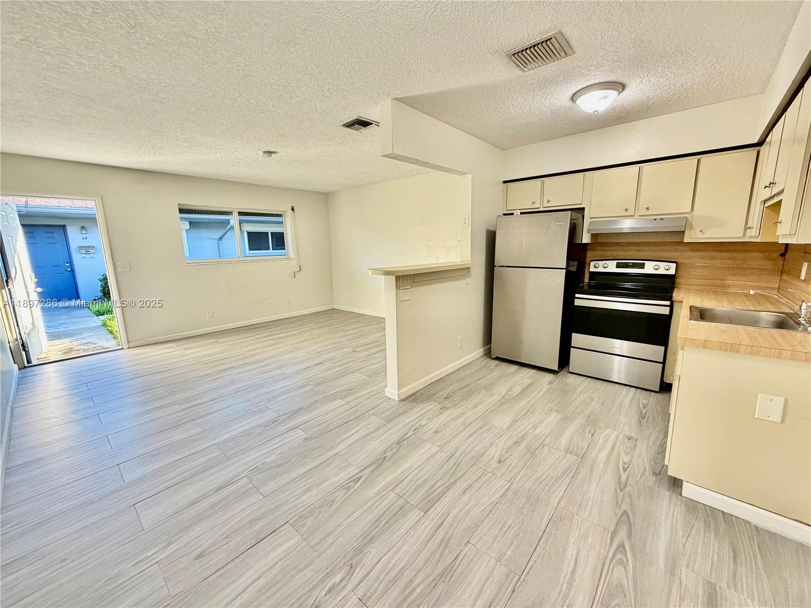 TOWNE APARTMENTS ASSOCIAT - Residential Lease