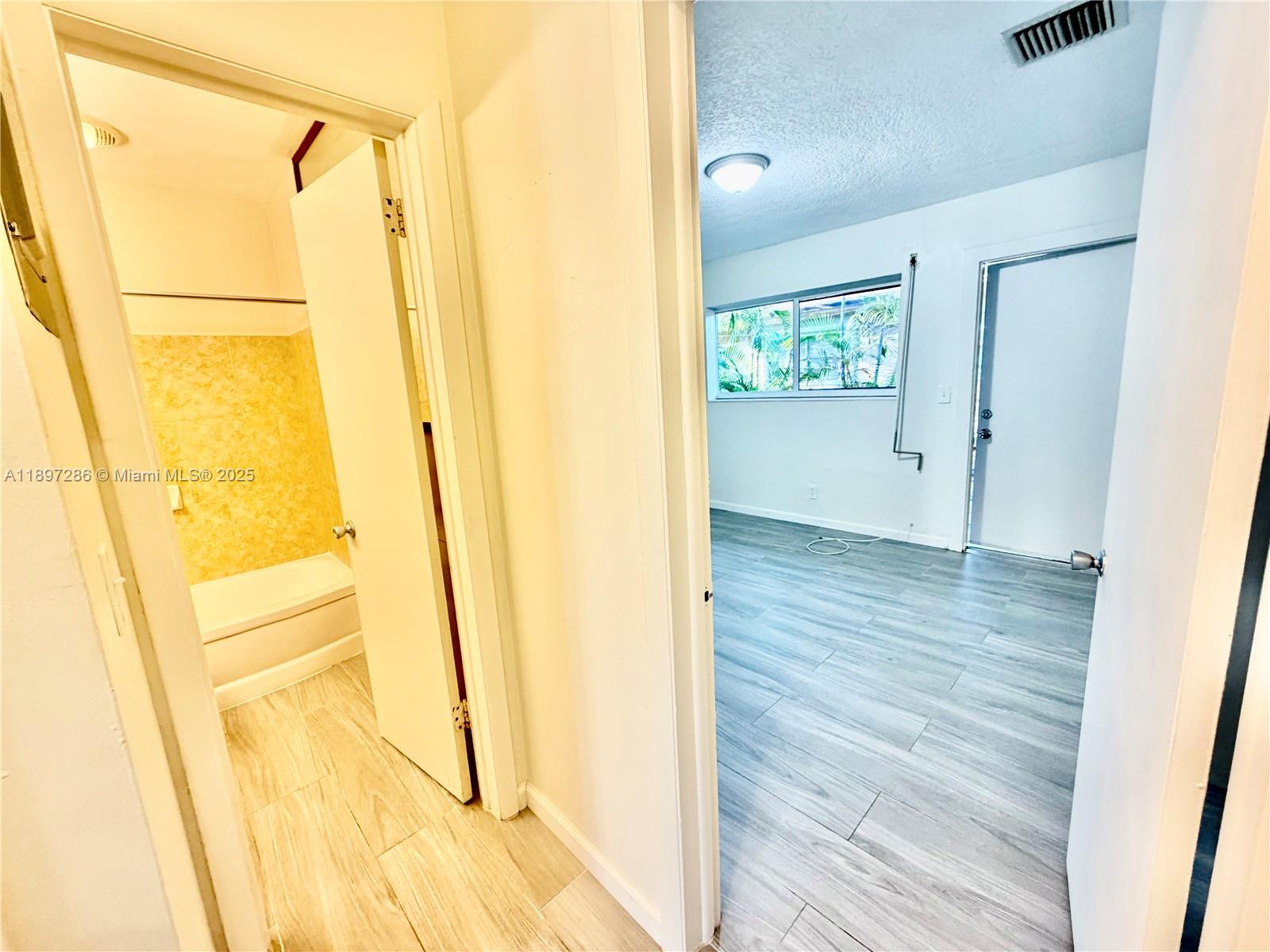 TOWNE APARTMENTS ASSOCIAT - Residential Lease