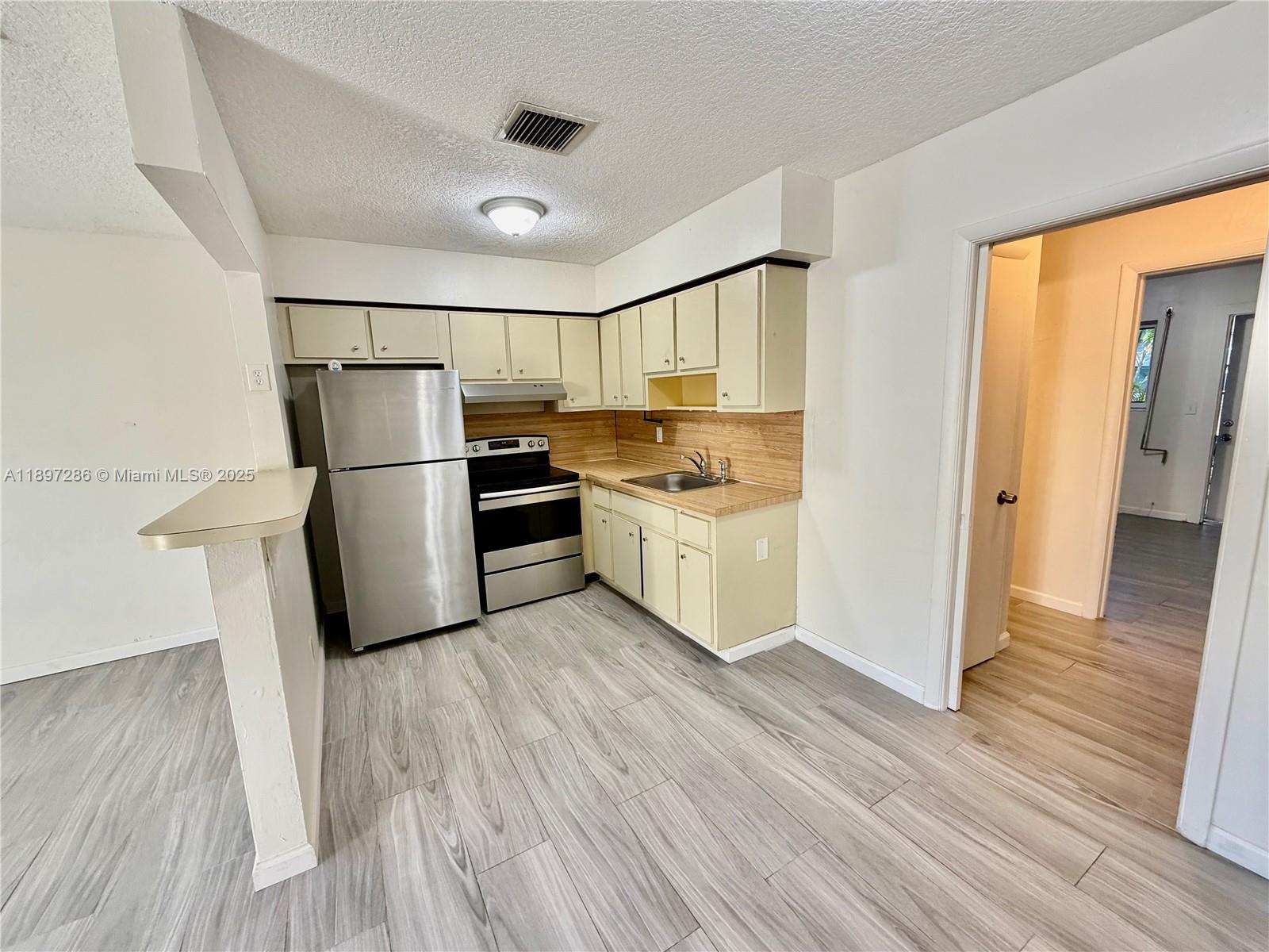 TOWNE APARTMENTS ASSOCIAT - Residential Lease