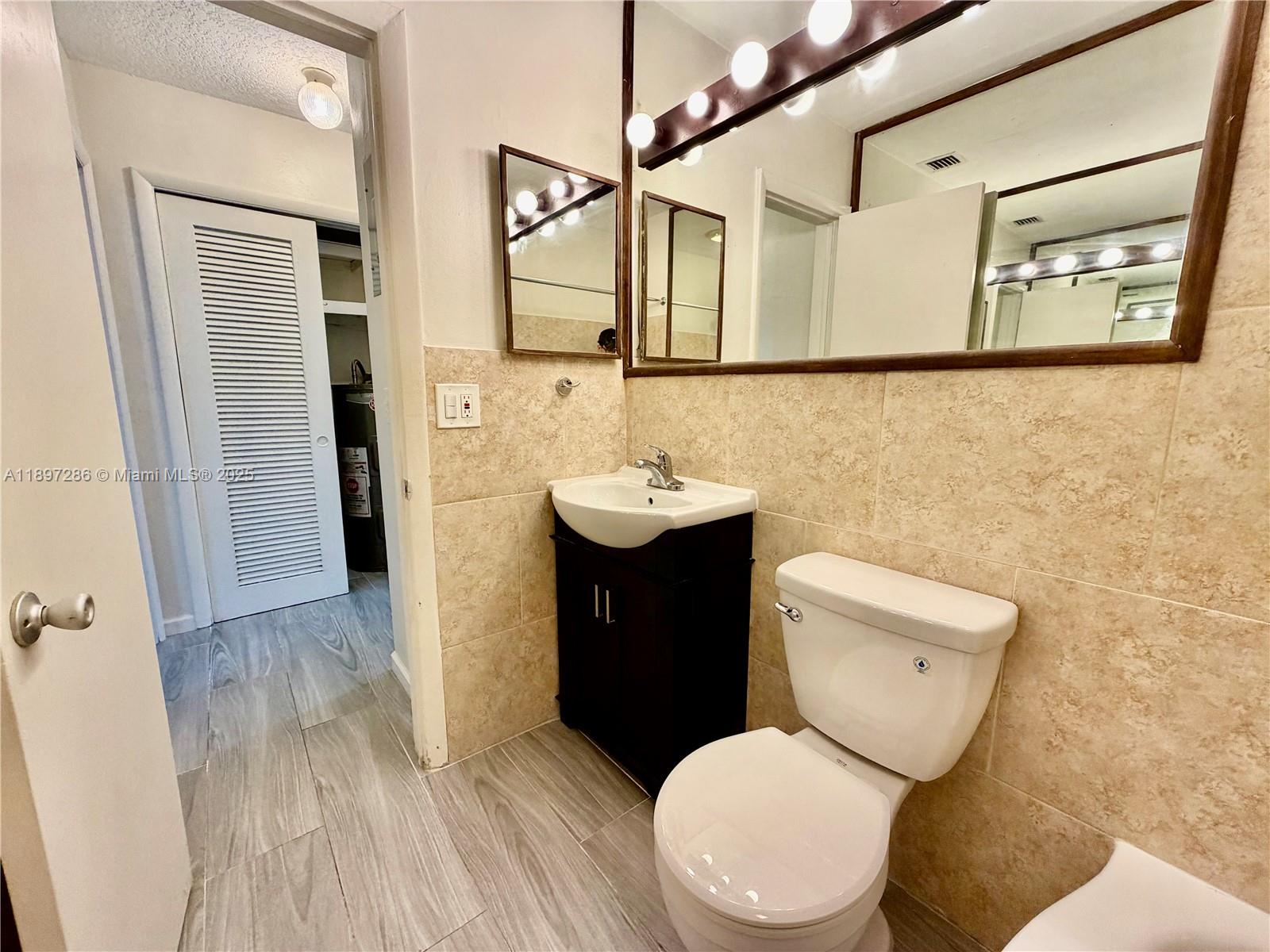 TOWNE APARTMENTS ASSOCIAT - Residential Lease