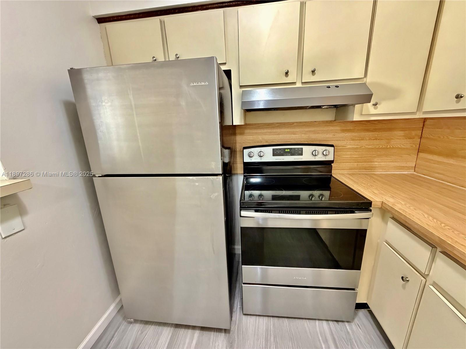 TOWNE APARTMENTS ASSOCIAT - Residential Lease