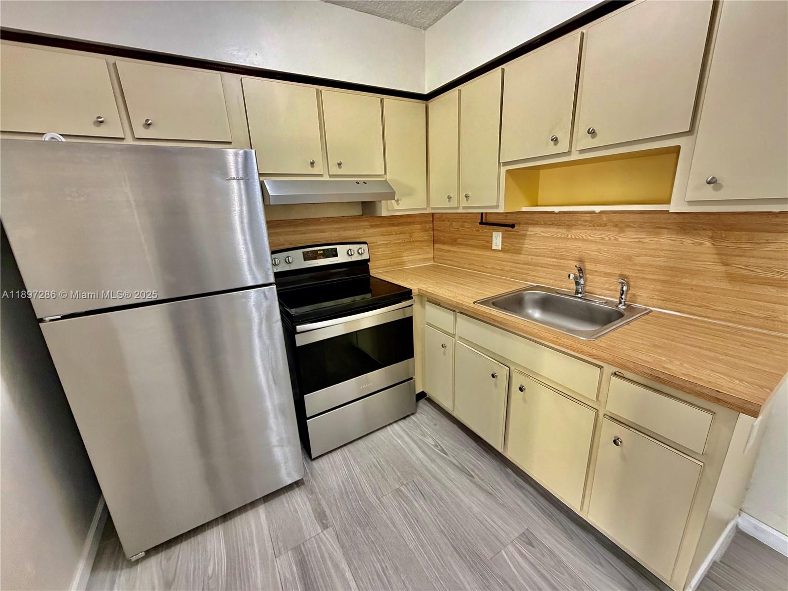 TOWNE APARTMENTS ASSOCIAT - Residential Lease