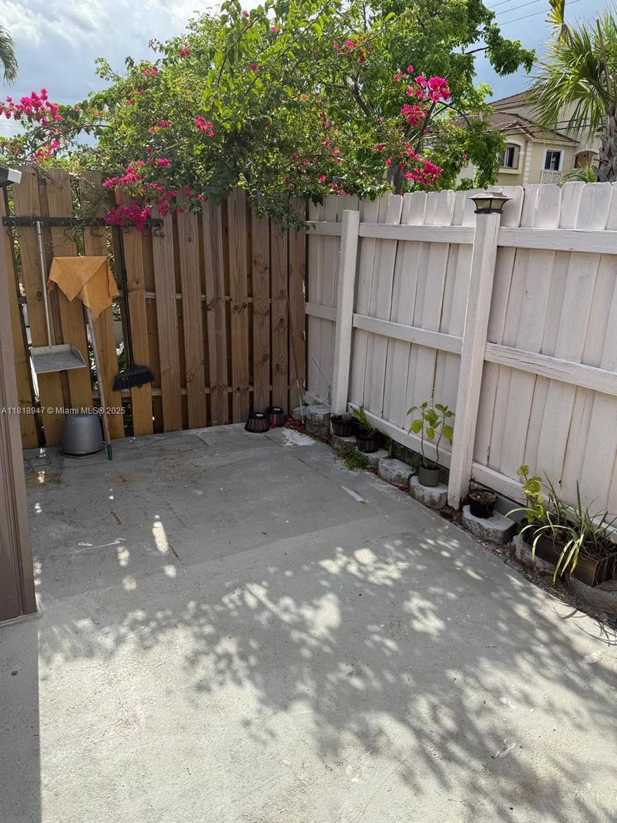 MIDWAY MANSIONS TOWNHOMES - Residential Lease