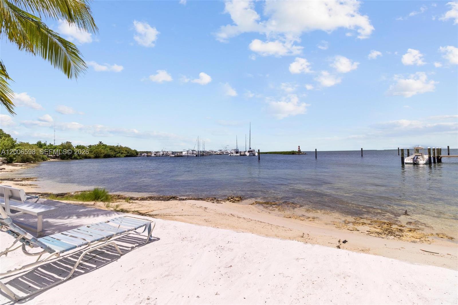 EXECUTIVE BAY CLUB - Residential