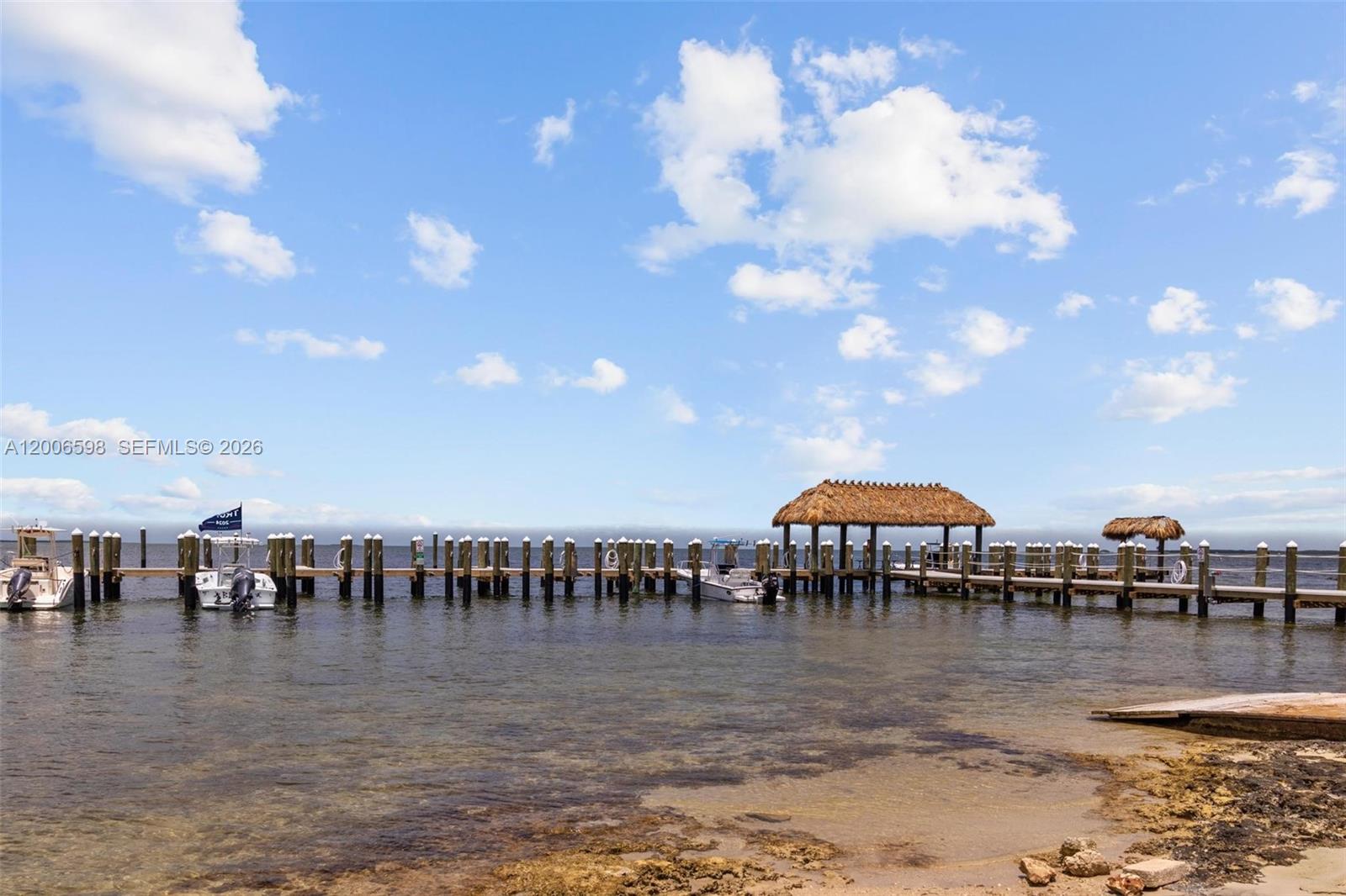 EXECUTIVE BAY CLUB - Residential