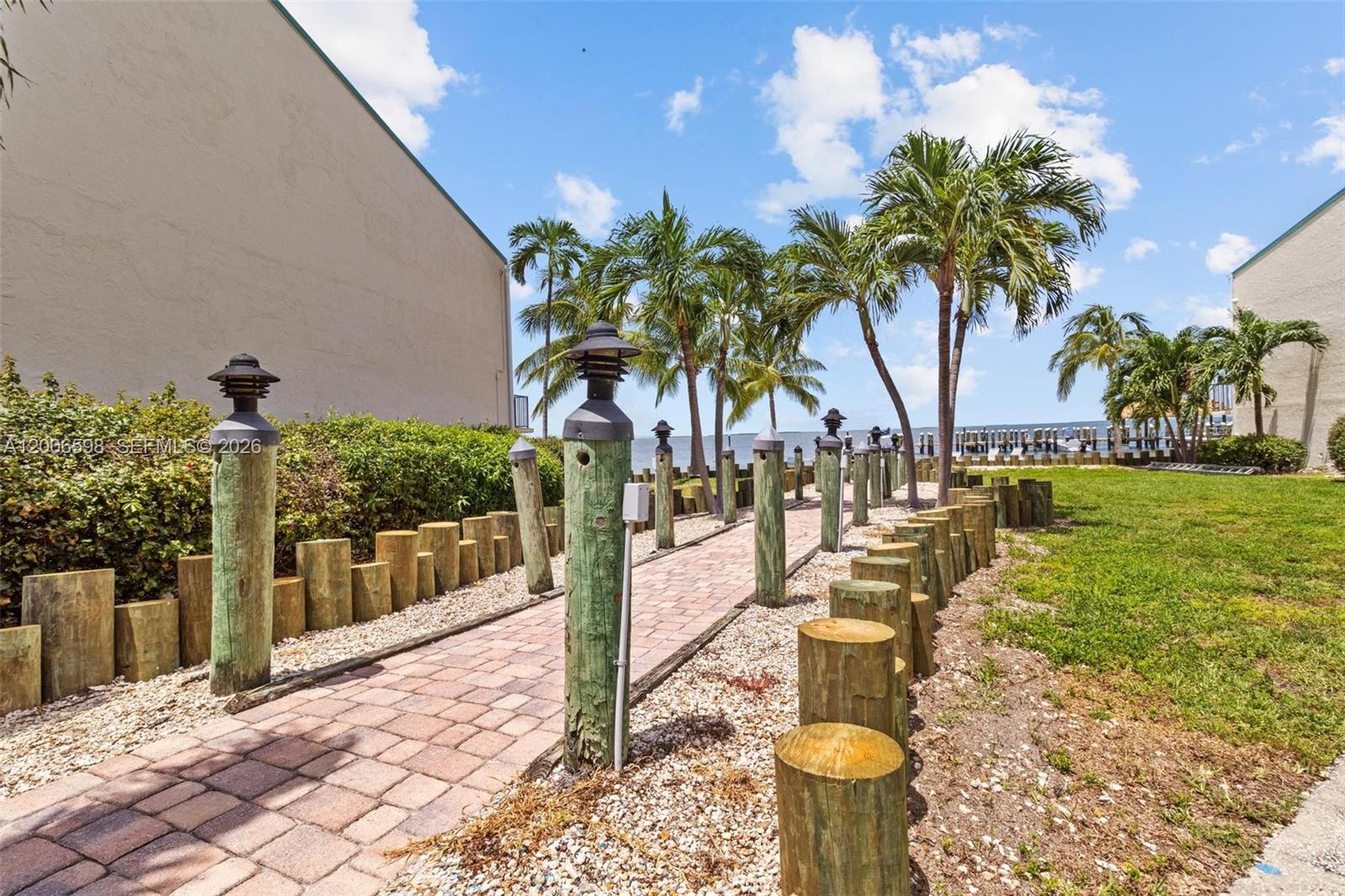EXECUTIVE BAY CLUB - Residential