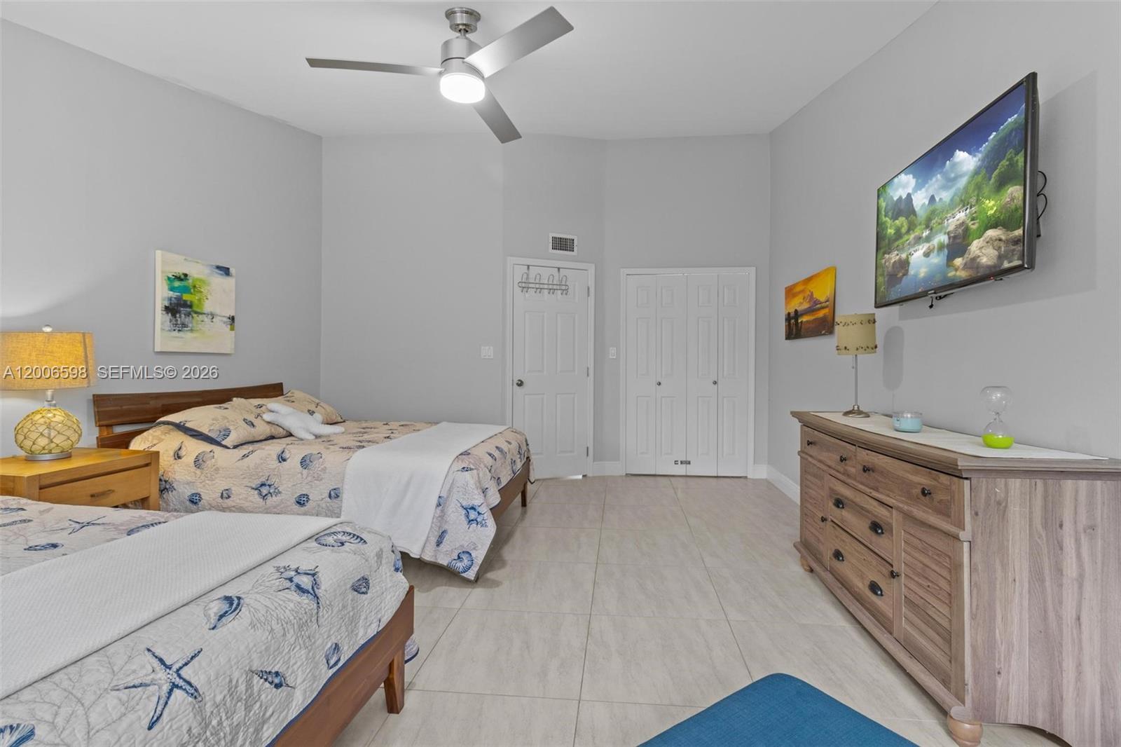 EXECUTIVE BAY CLUB - Residential
