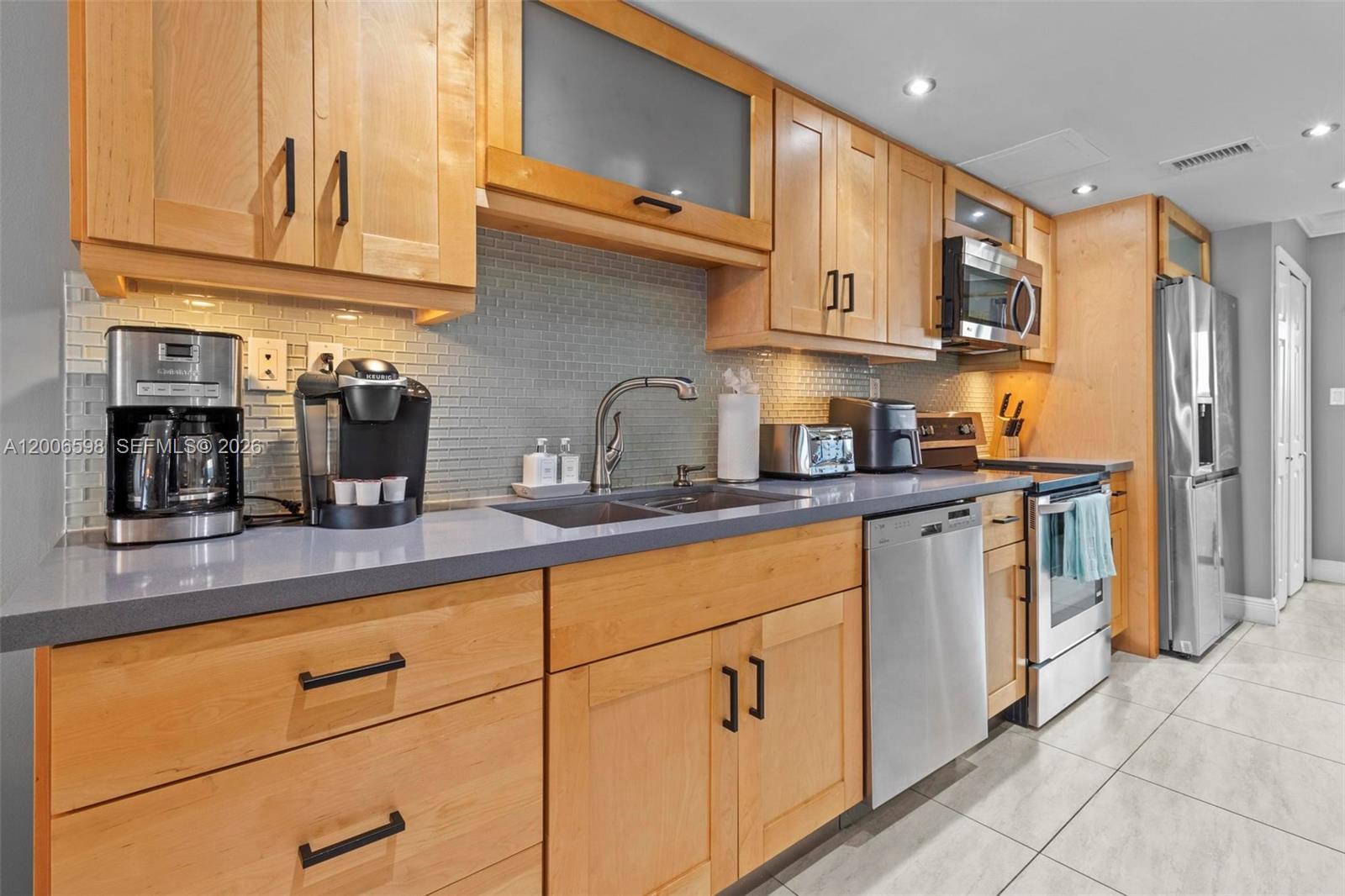 EXECUTIVE BAY CLUB - Residential