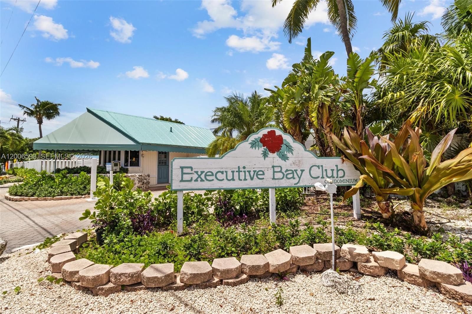 EXECUTIVE BAY CLUB - Residential