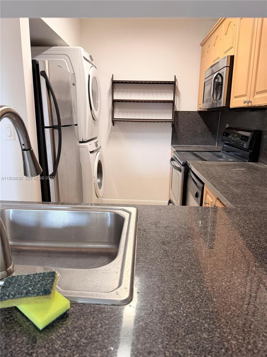 ROZLAND CONDO - Residential Lease