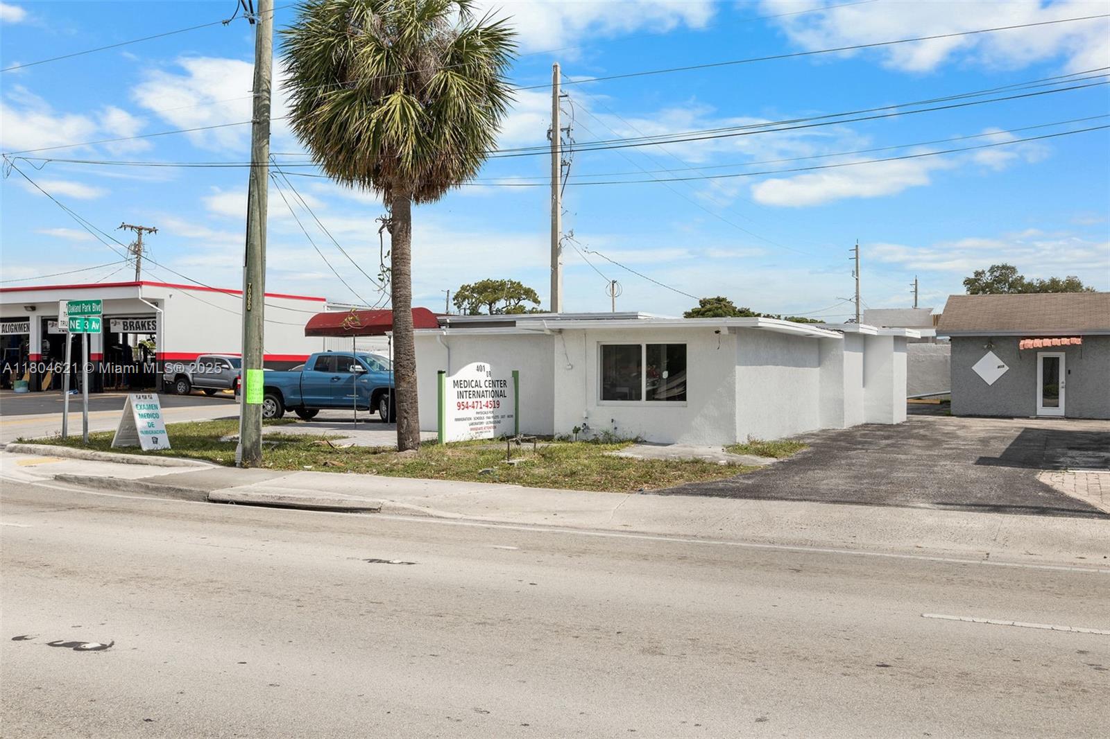 Main image without alt text