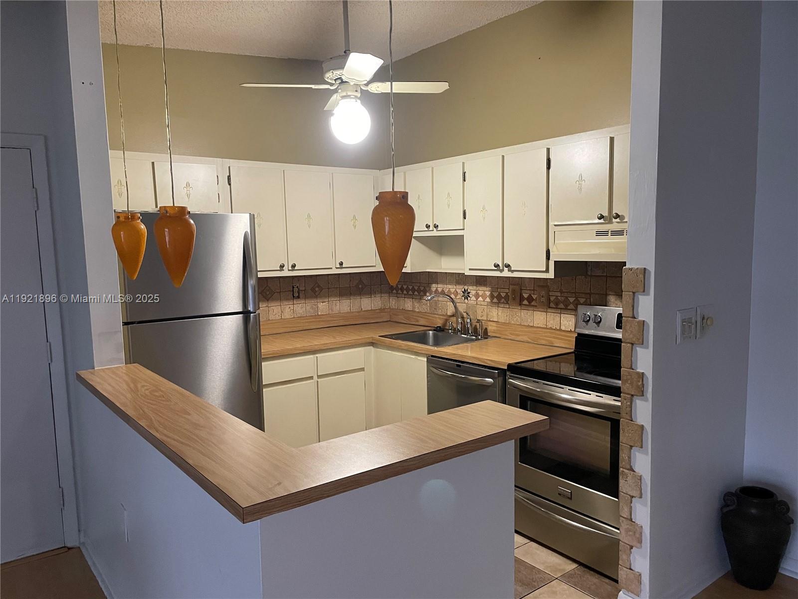 911 NE 199th St 203-14