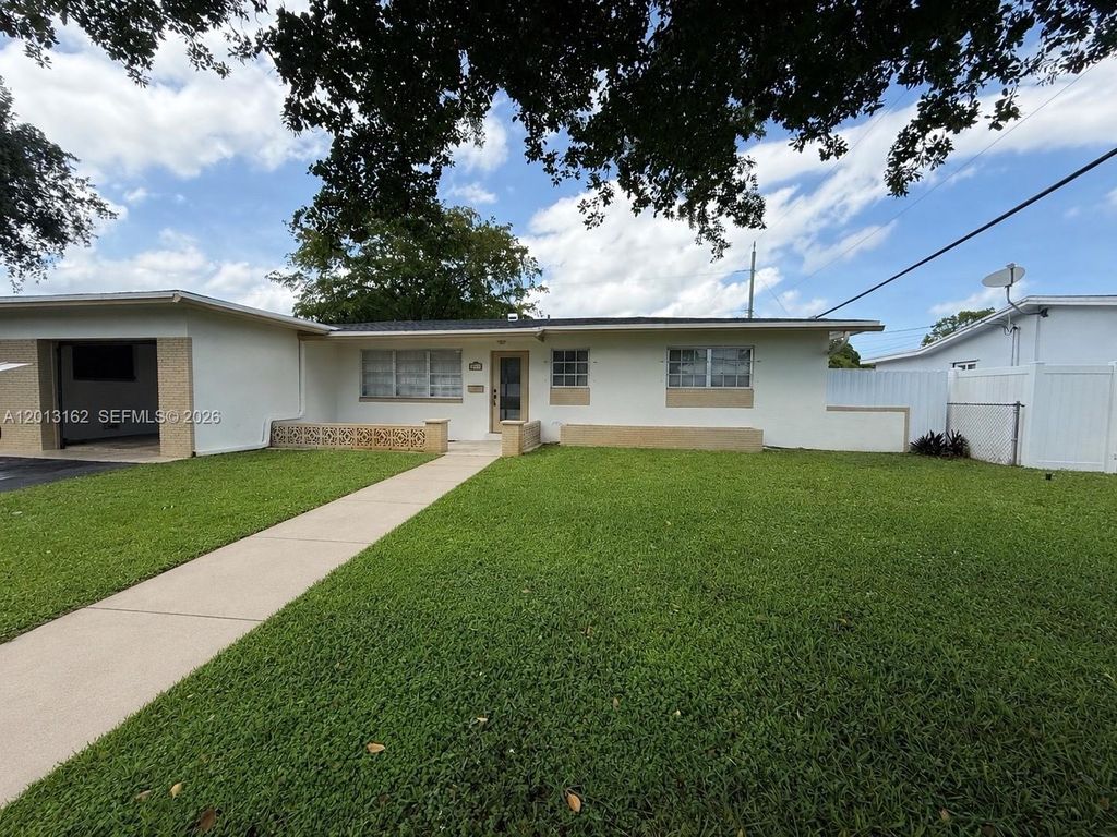 Photo of 7611 NW 2nd St #7611, Pembroke Pines, FL 33024 (MLS # A12013162)