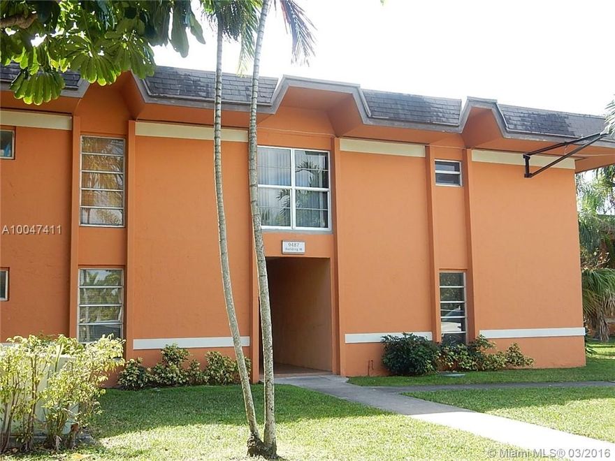 Cozy 1Bed/1Bath Condo on the ground floor at The Sunset Palms East Community. Built in 1969 and featuring 760 SqFt of living space. Nice open kitchen, upgraded bathroom, custom made walk-in closet and tile flooring throughout. Excellent location close to shopping center and restaurants! Great Community!