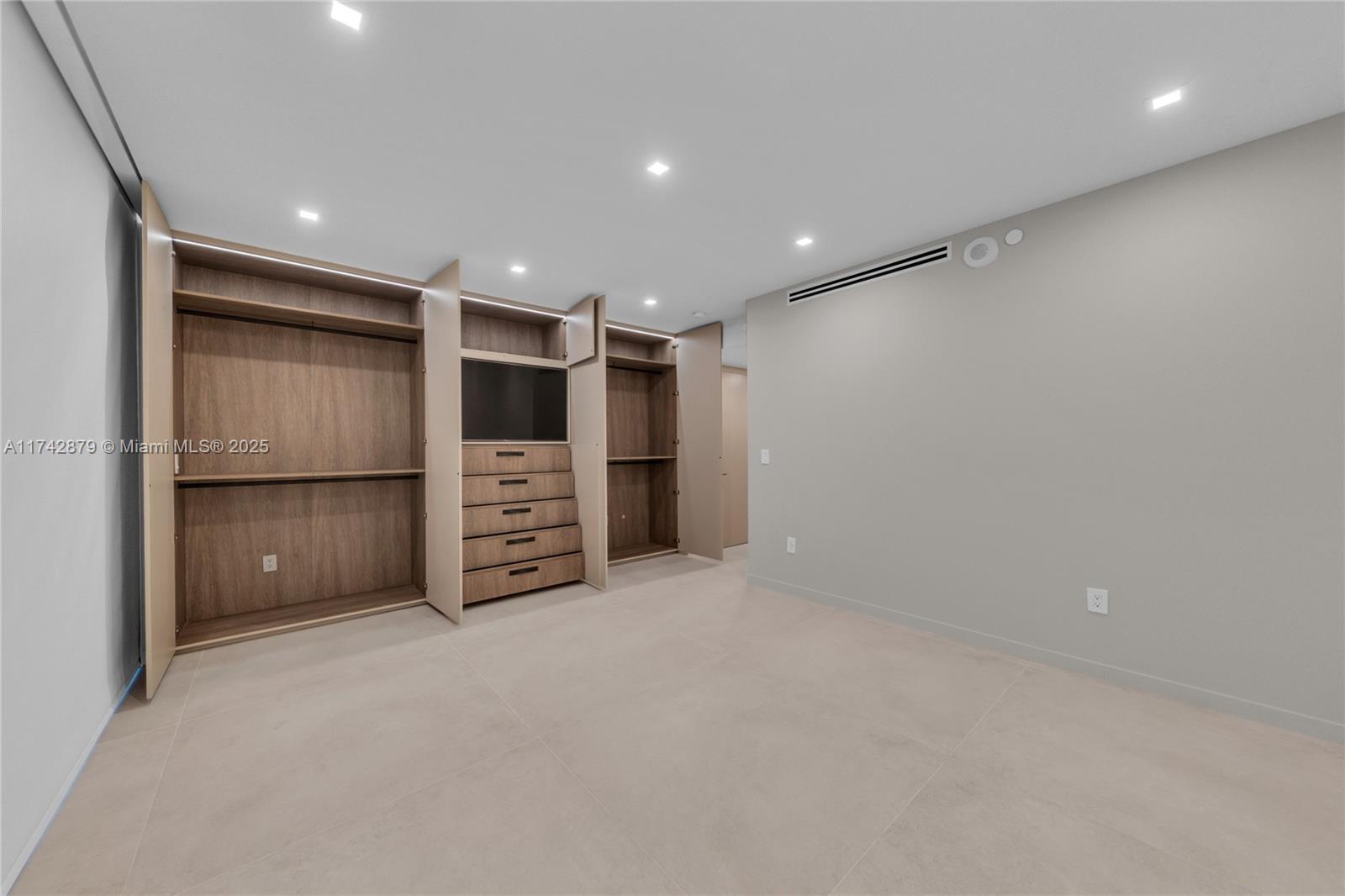 DIPLOMAT OCEANFRONT RESID - Residential