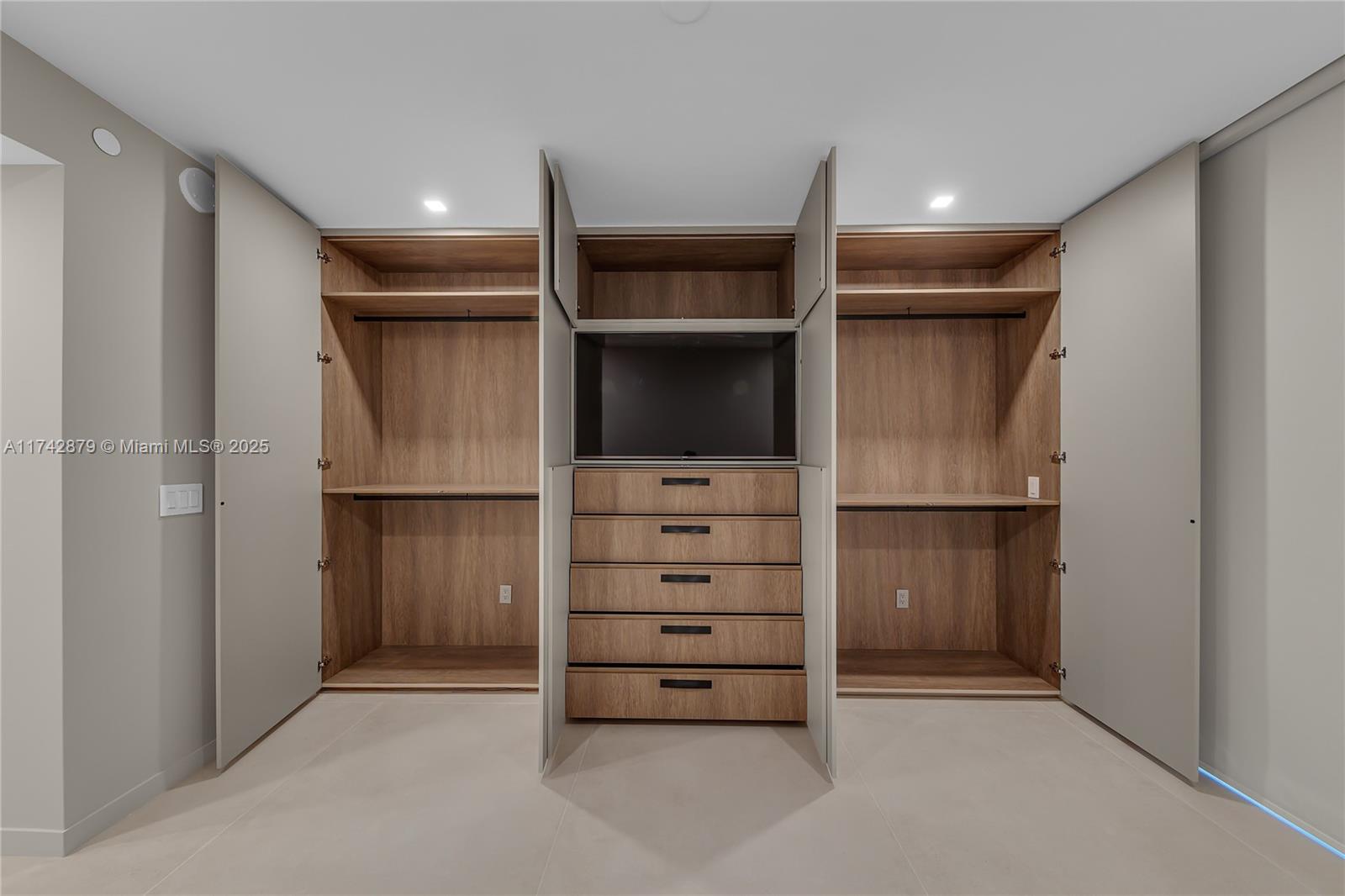 DIPLOMAT OCEANFRONT RESID - Residential