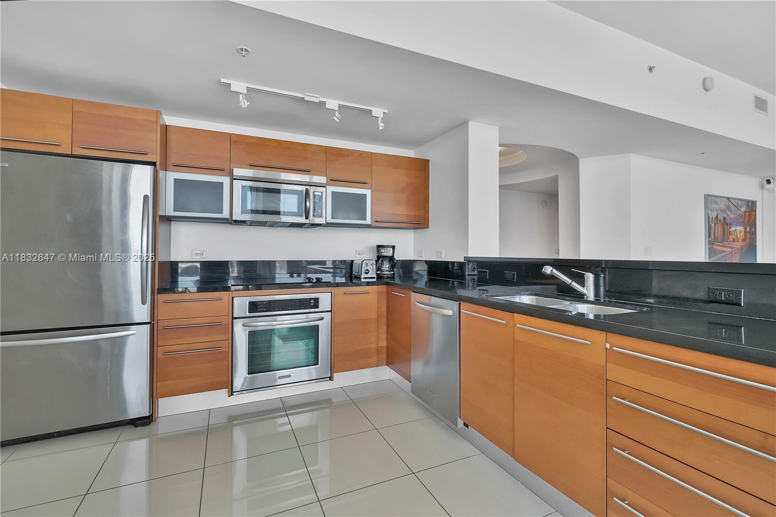 Experience luxury living in this stunning apartment featuring 3 bedrooms, 3 bathrooms, and 3 dedicated parking spaces. This is the only unit of its kind—3/3/3! Ideally located directly across from Bayside, you'll be in the heart of Downtown Miami, just a short stroll from Whole Foods, a variety of restaurants, and boutique shops.
Vizcayne Condo offers an array of exceptional amenities, including four pools, a relaxing jacuzzi, a spa, a state-of-the-art fitness center, and a business center. Don't miss out on this incredible opportunity!