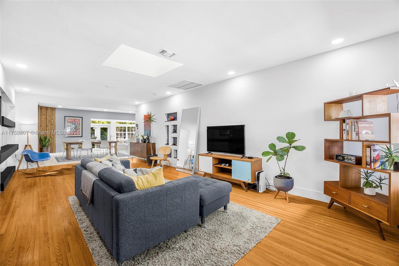 1556 Palermo Ave