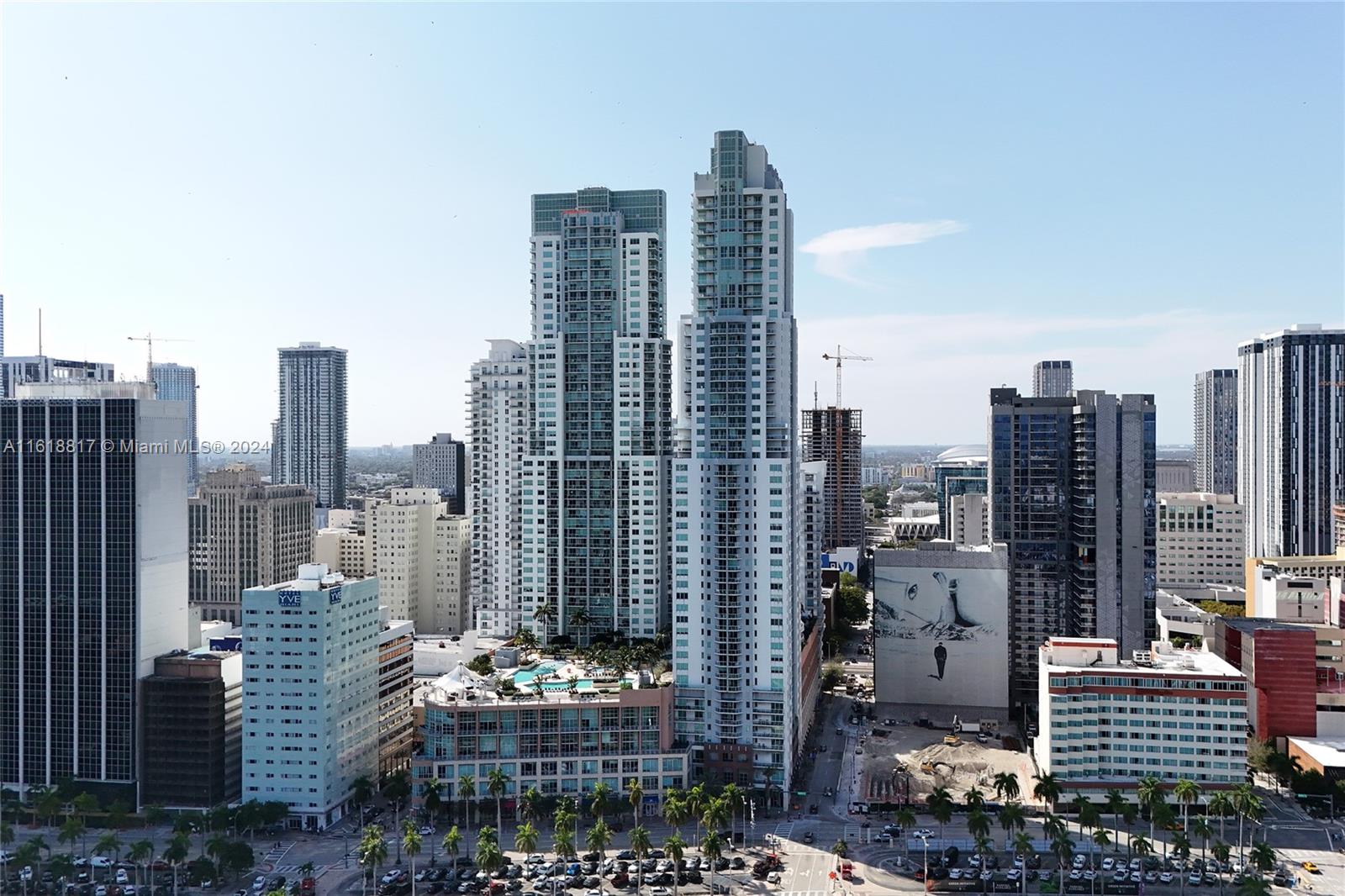 Gorgeous two-story loft in the prestigious Vizcayne condominium in the middle of downtown Miami. The unit has one bedroom and one full bathroom upstairs and half bathroom downstairs. Spacious Open Concept with 20ft high ceilings and floor to ceiling impact windows, This unit also comes with a storage space and a parking space on the same floor. Enjoy the luxury life with resort style amenities, incredible Spa, 4 pools, 24-hour security, fitness center, movie theater, business center, and much more. Centrally located across the street of Bayside shopping center. Minutes away from South Beach! Easy access to major highways, and the free Metro Mover lets you in and out of Brickell easily! Great investment property as it can be rented 12 times a​​‌​​​​‌​‌​​​‌‌​​​‌‌‌​​‌​​‌‌​​​​ year.