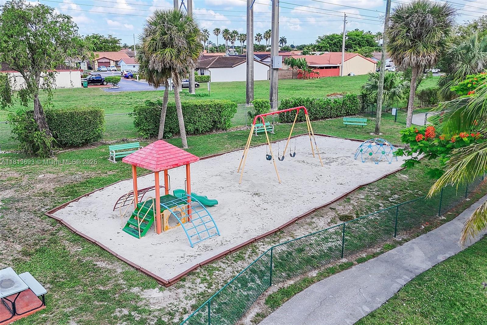 TAMIAMI LAKES TOWNHOUSES - Residential