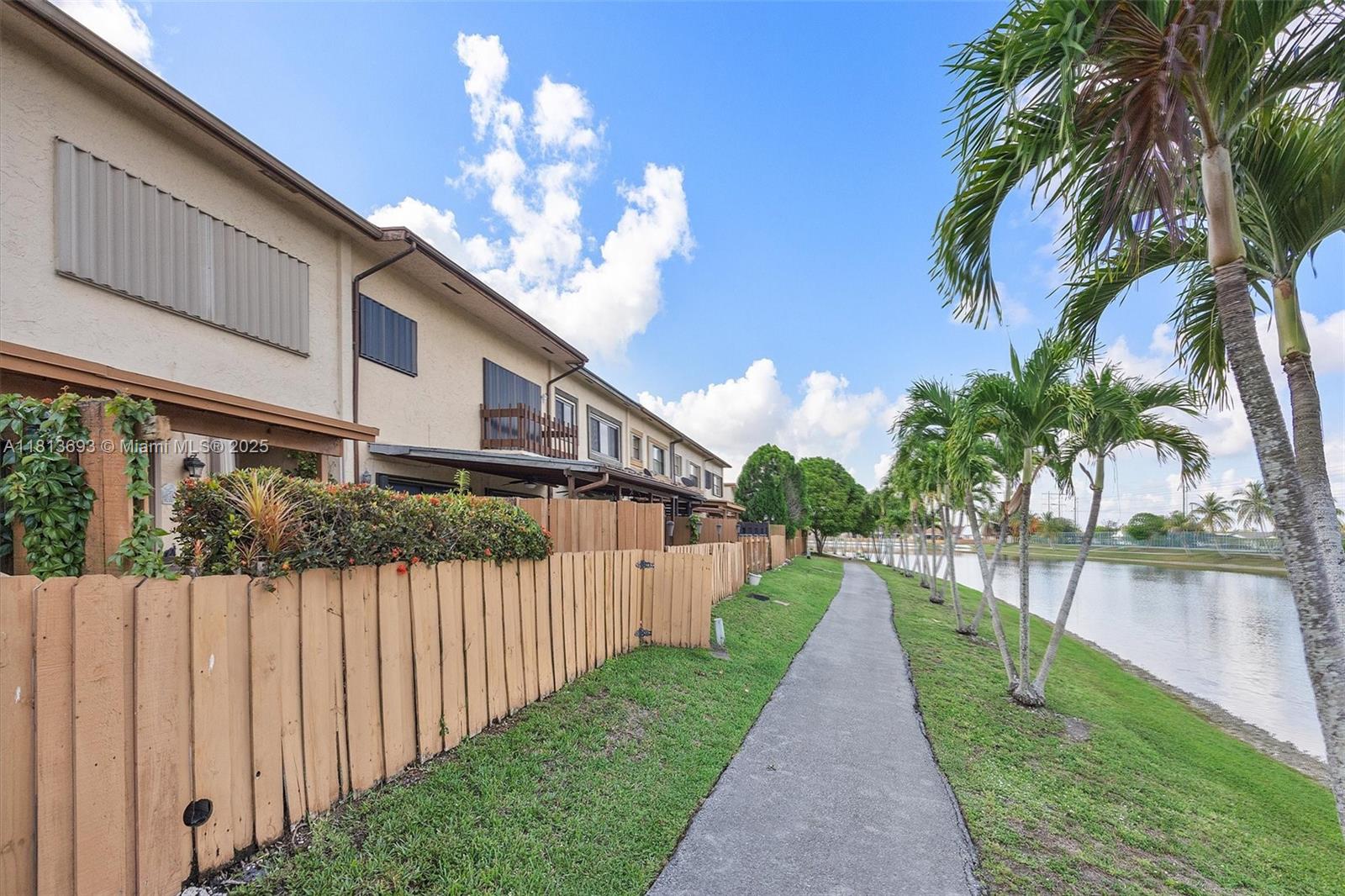 TAMIAMI LAKES TOWNHOUSES - Residential