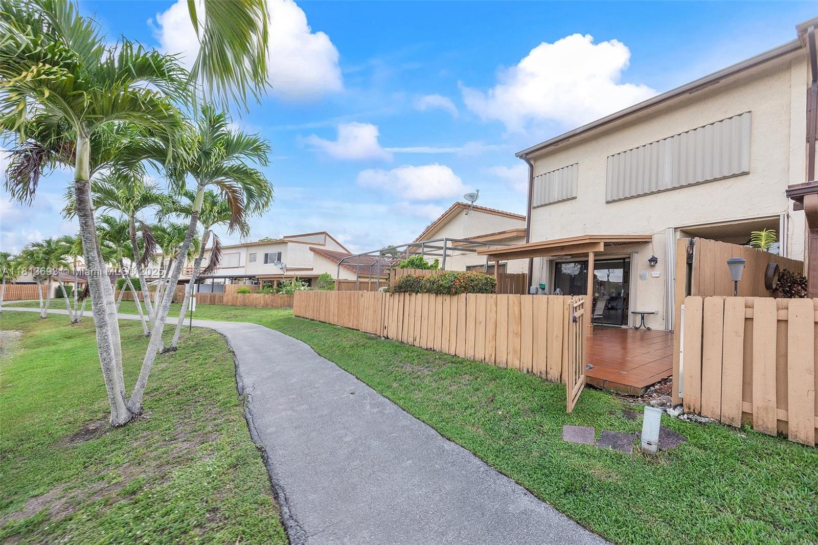 TAMIAMI LAKES TOWNHOUSES - Residential