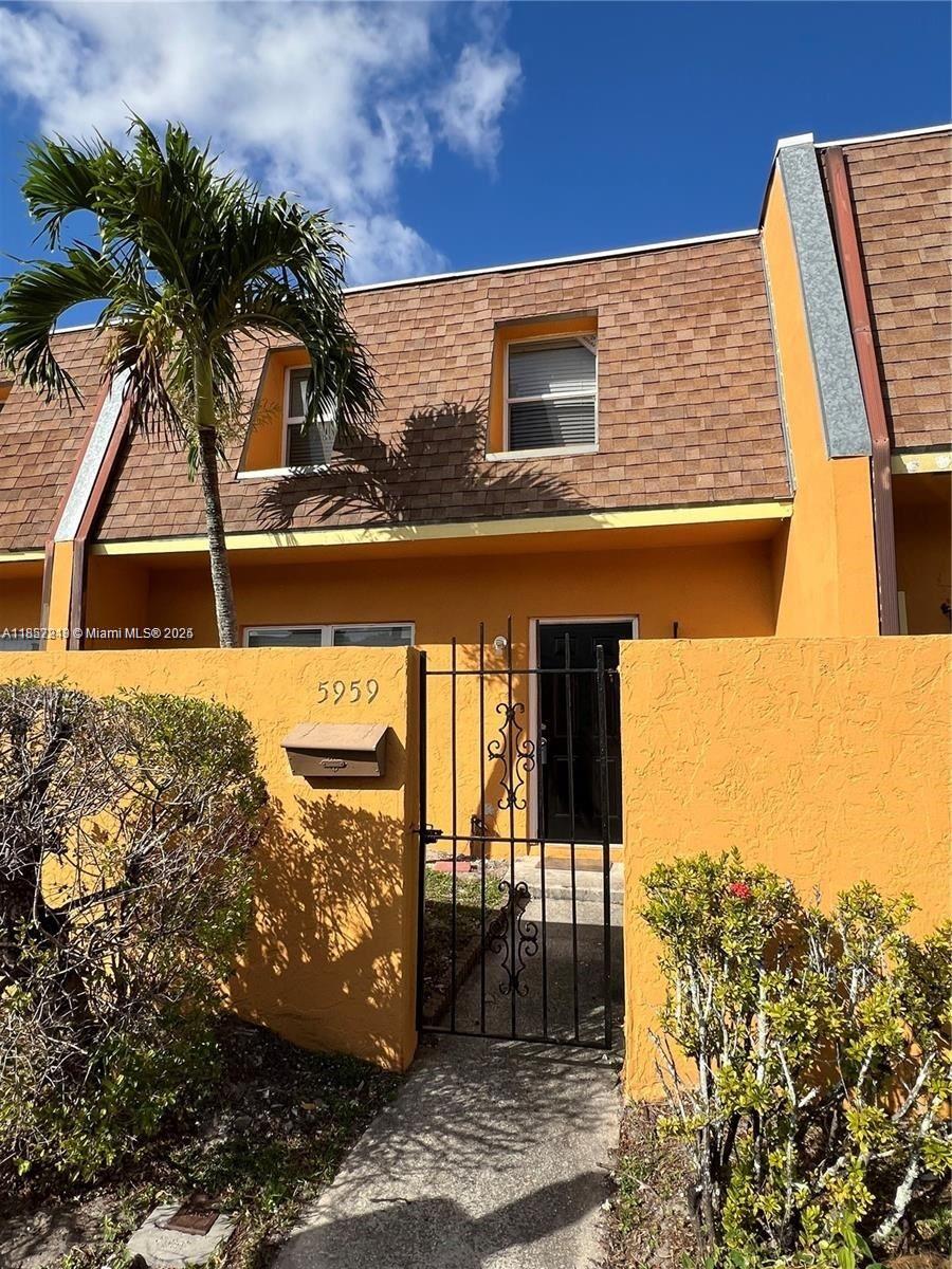 3bd 2.5bth townhome: The property has porcelain floors, stainless steel fridge, dishwasher, stove, and microwave. Full-size washer/dryer. The property has substantial front and back gardens and a sizeable patio. Both front and back gardens are fenced. The property is near numerous shopping areas and restaurants. The master bedroom has a relatively large balcony and a spacious walk-in closet. Minimum credit score is 650.
No evictions/criminal background in the last seven years.