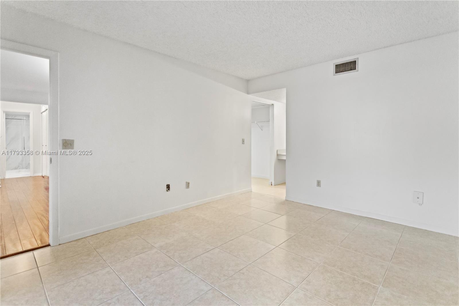 QUATRAINE CONDO IV - Residential