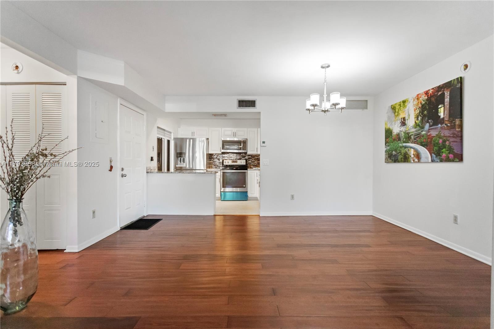 QUATRAINE CONDO IV - Residential