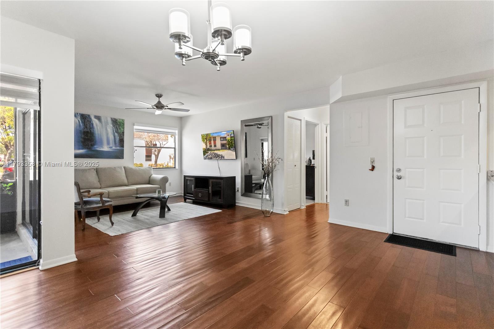 QUATRAINE CONDO IV - Residential