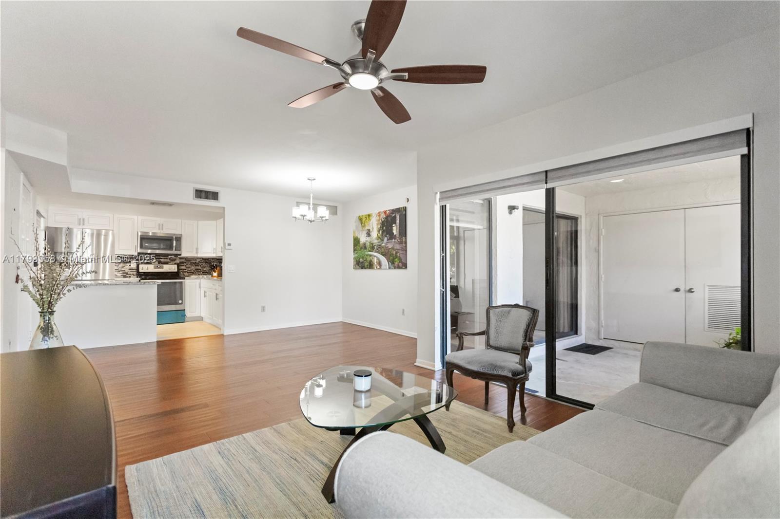 QUATRAINE CONDO IV - Residential