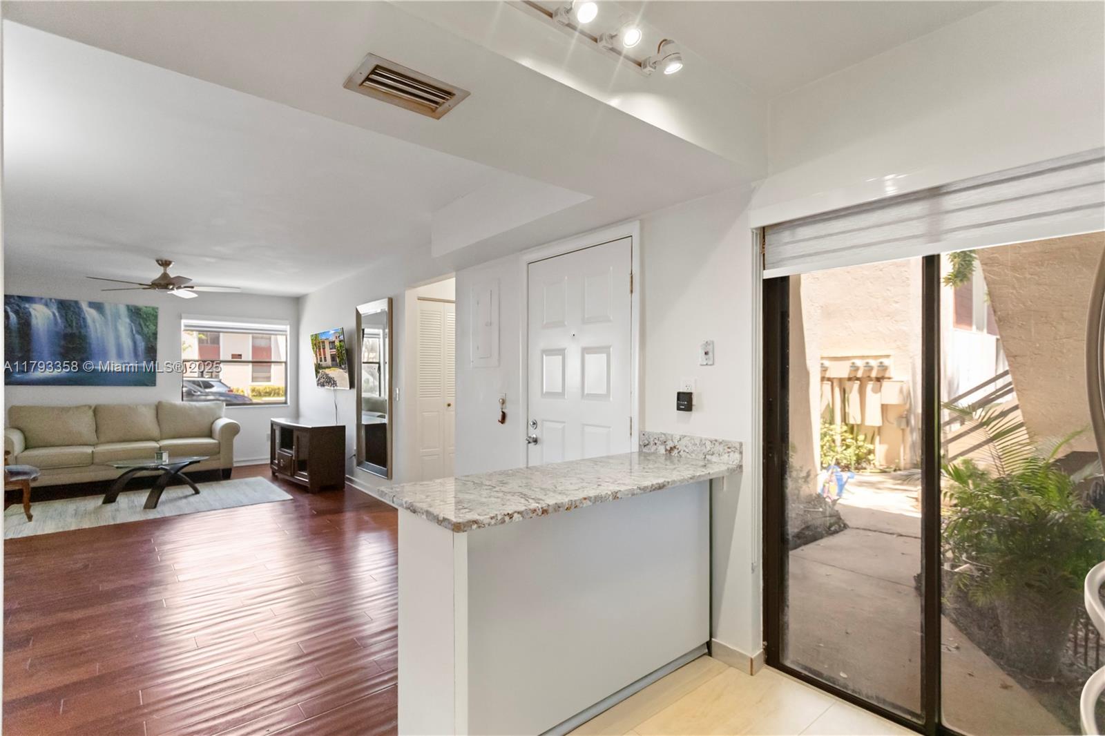 QUATRAINE CONDO IV - Residential