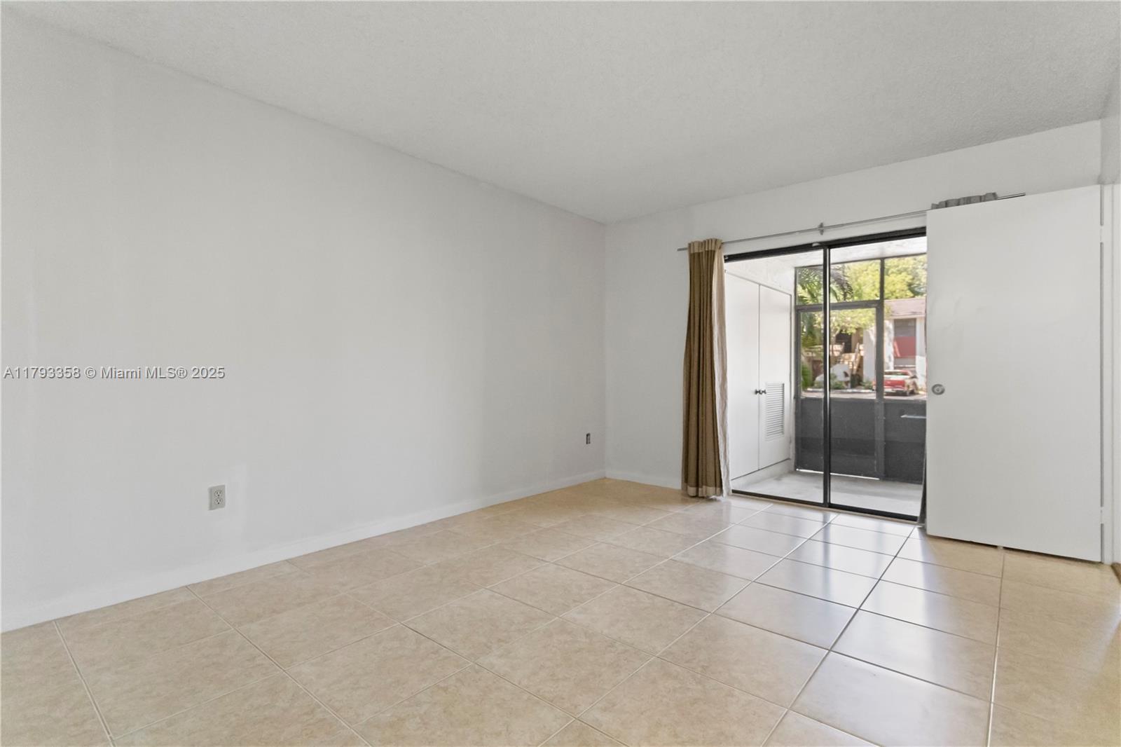 QUATRAINE CONDO IV - Residential
