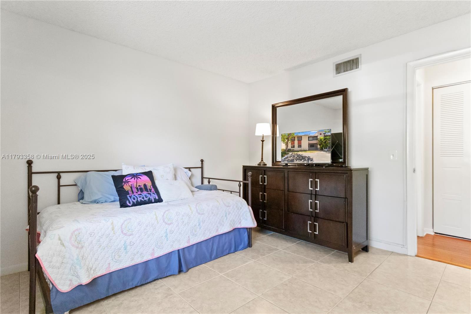 QUATRAINE CONDO IV - Residential