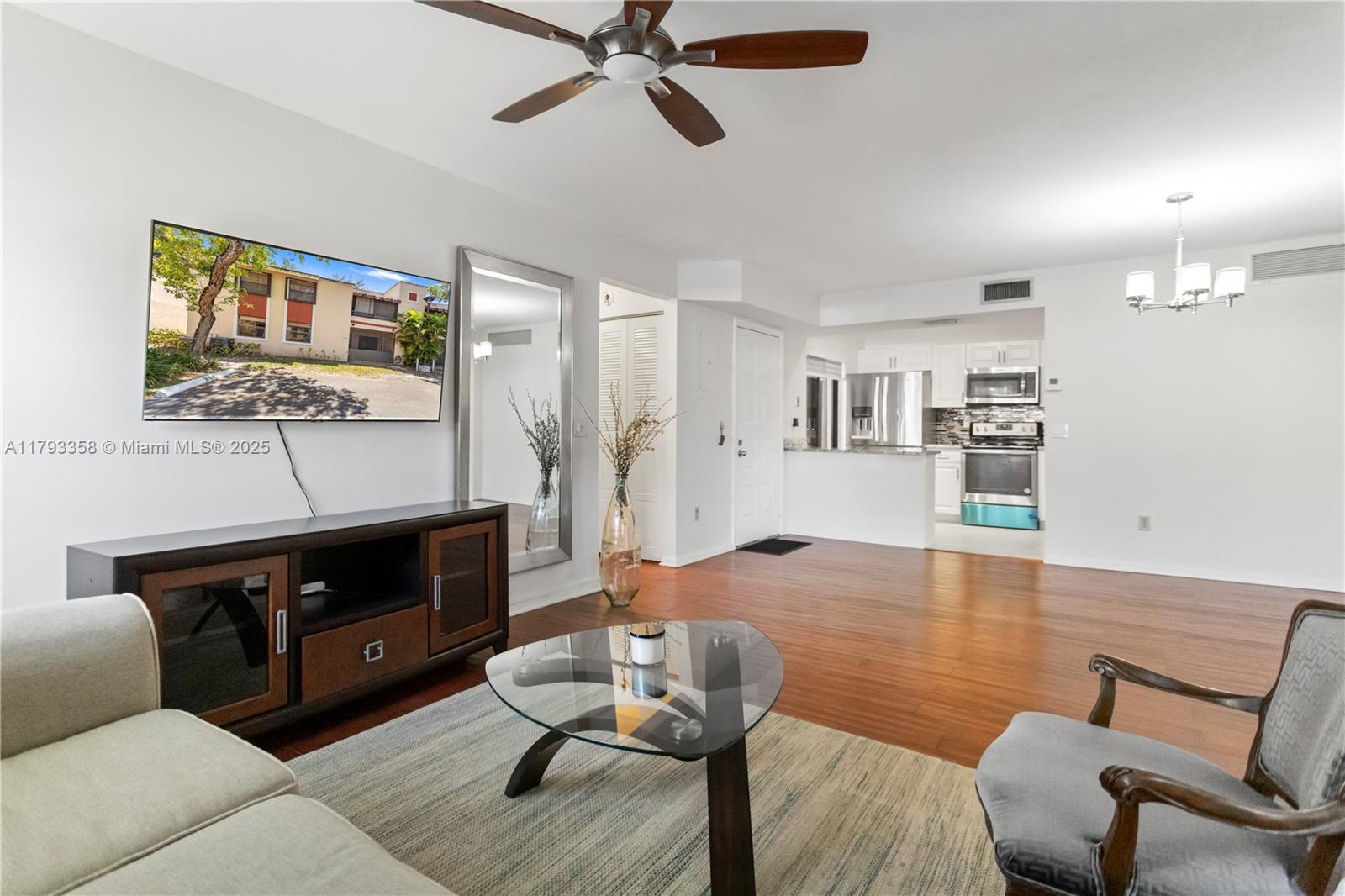 QUATRAINE CONDO IV - Residential