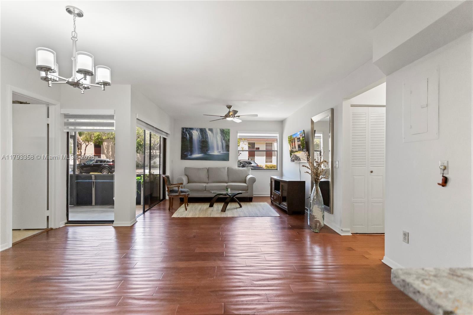 QUATRAINE CONDO IV - Residential