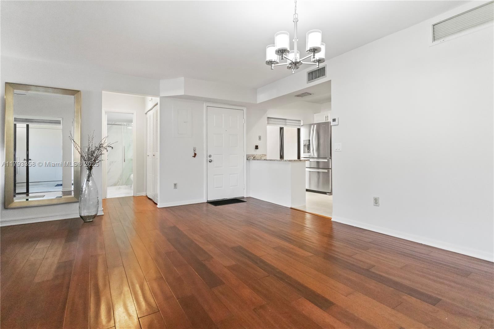 QUATRAINE CONDO IV - Residential