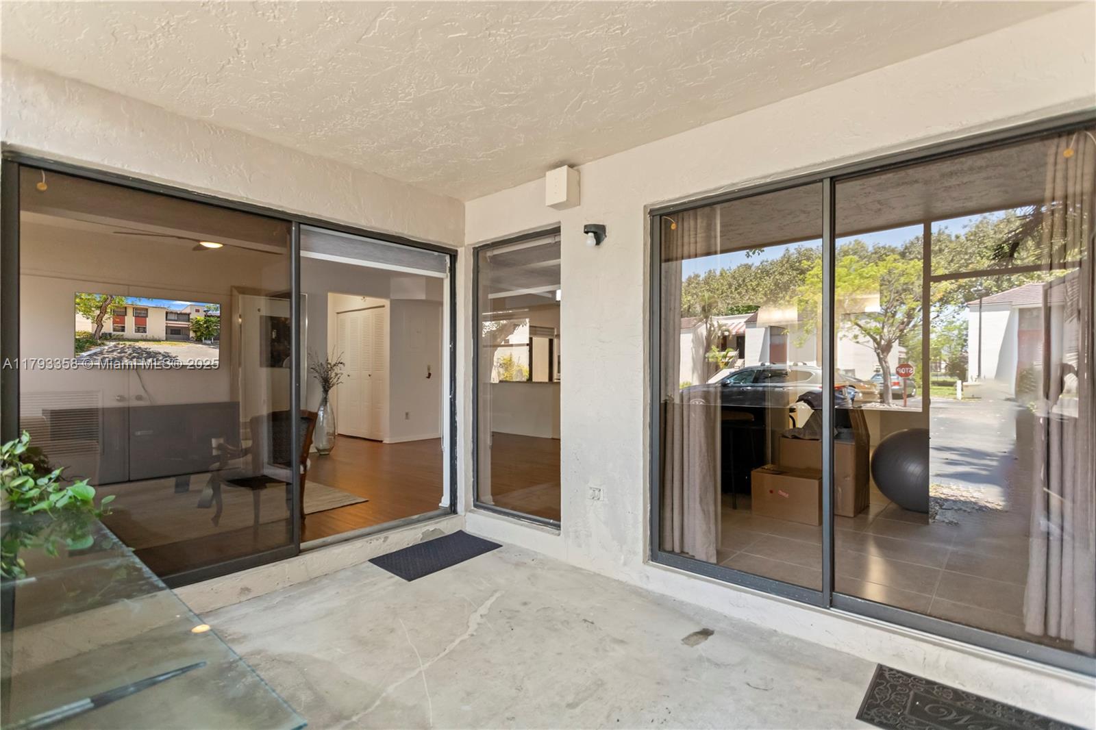 QUATRAINE CONDO IV - Residential