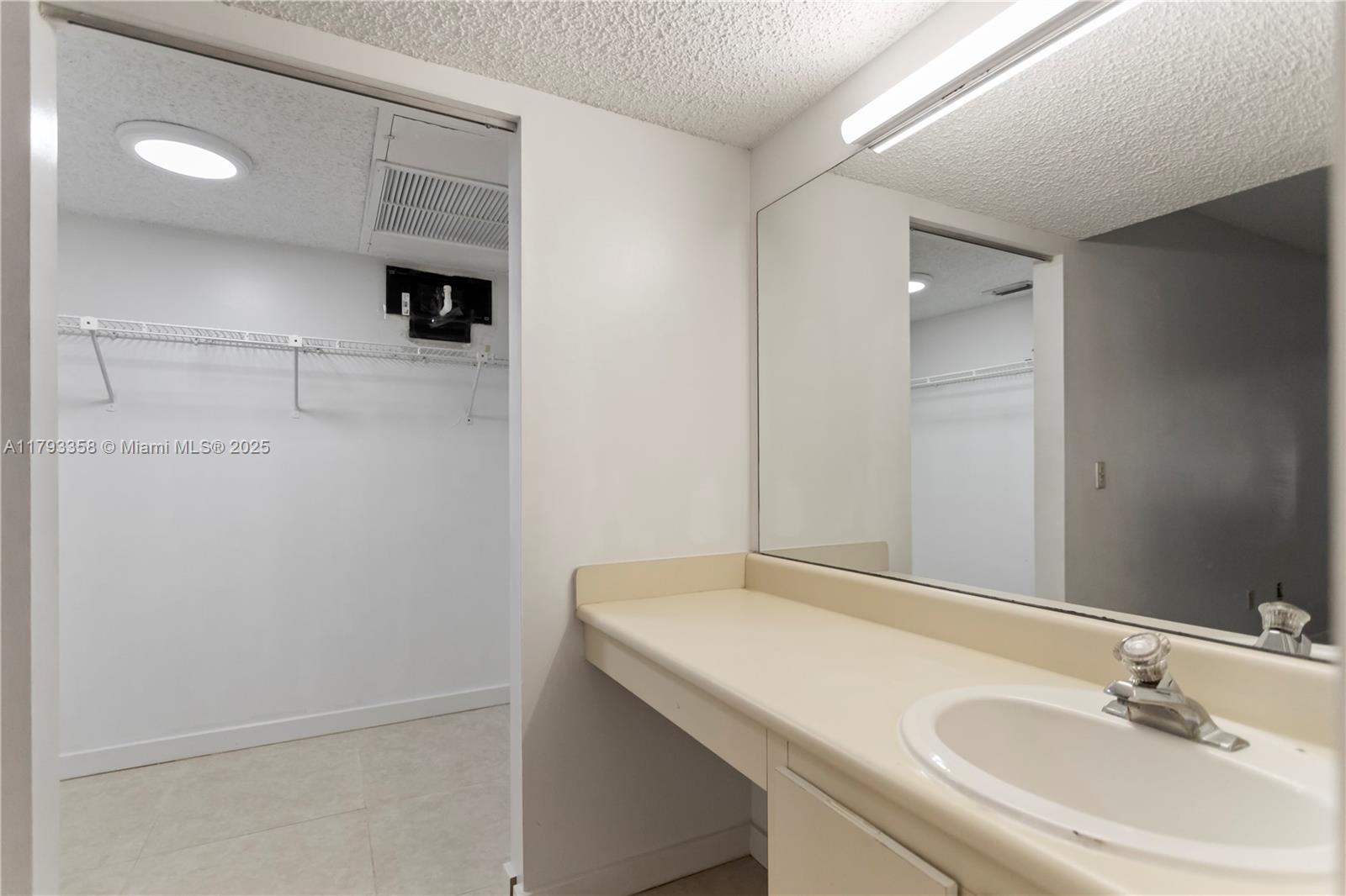 QUATRAINE CONDO IV - Residential