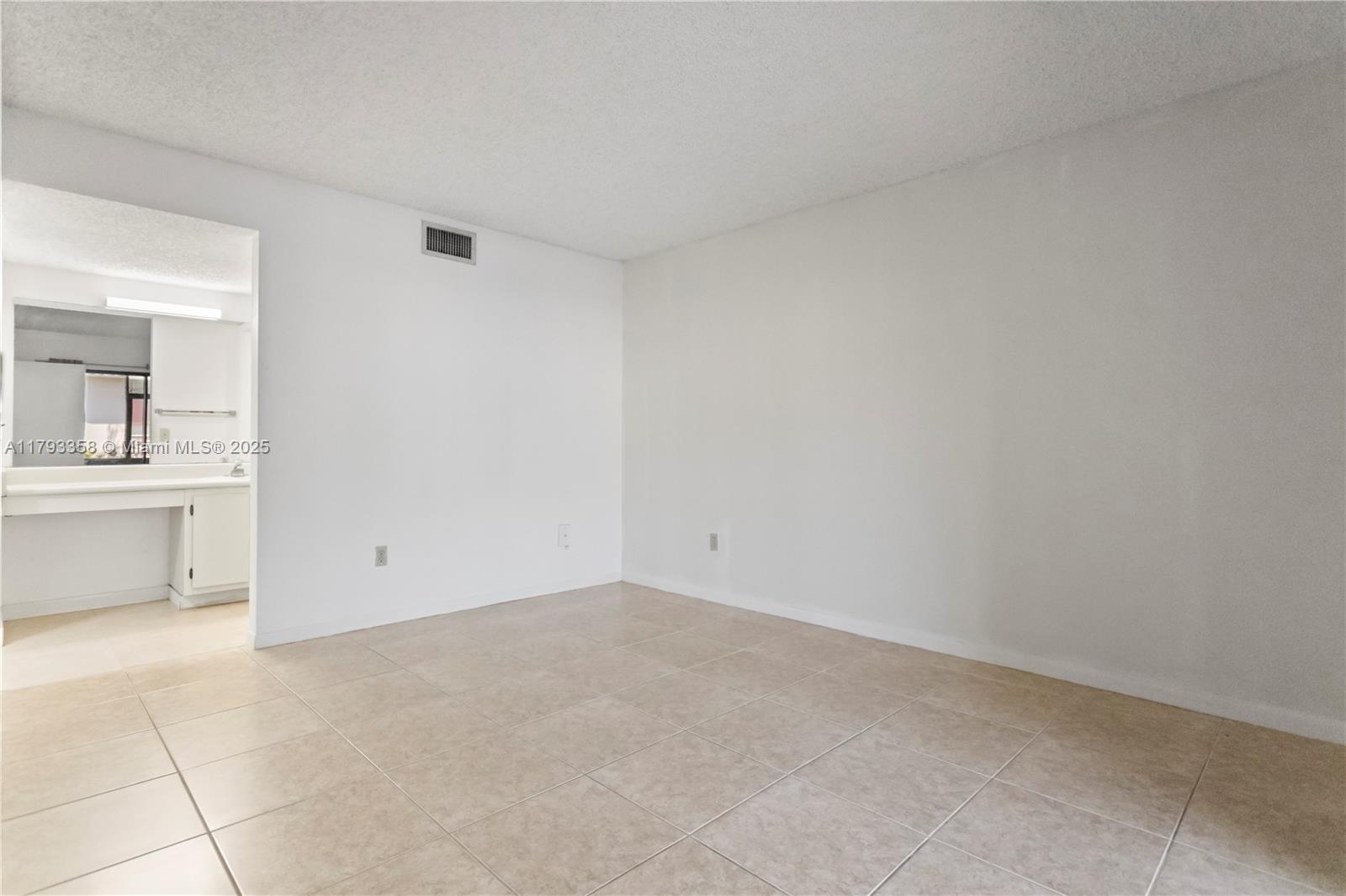 QUATRAINE CONDO IV - Residential