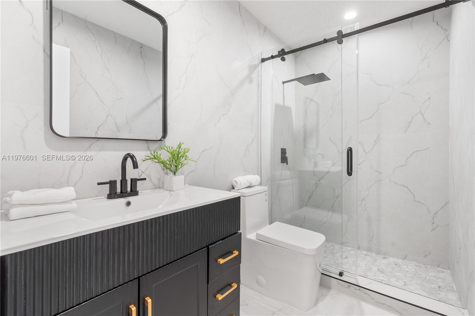 COMMONWEALTH MANOR - Residential